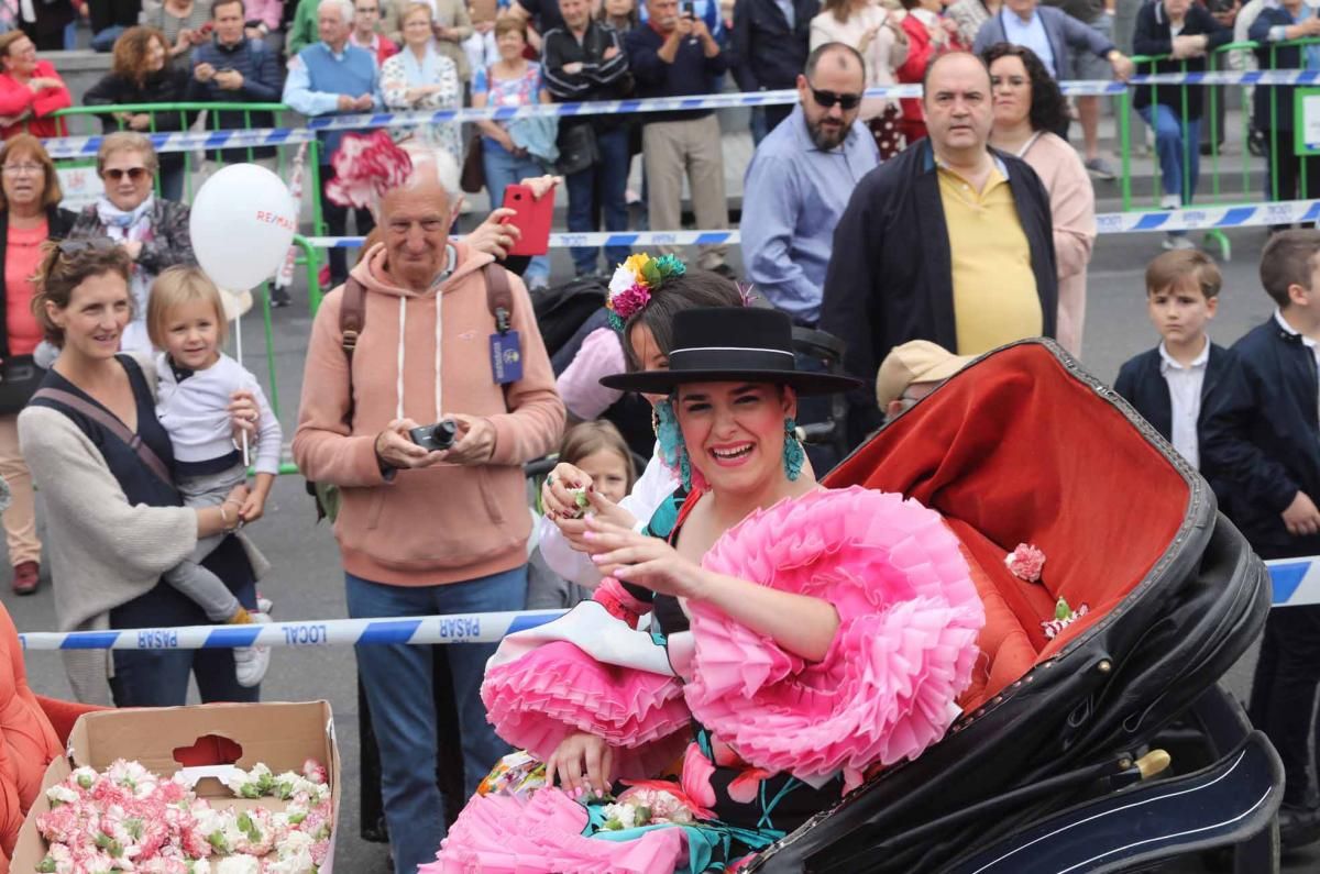 Miles de cordobeses participan en la Batalla de las Flores