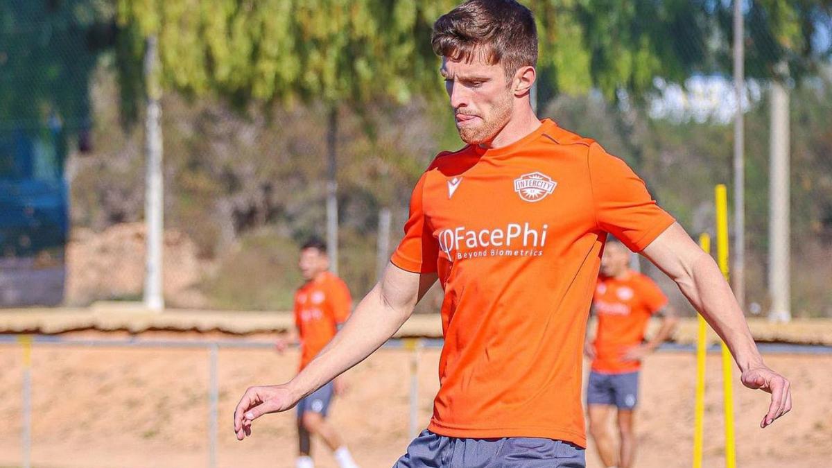 El murciano José Manuel López, ayer, en el entrenamiento del Intercity.  | PRENSA CF INTERCITY