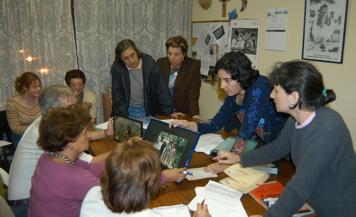 Miembros del Comité Óscar Romero de Asturias (CORA) en una reunión en 2009. 