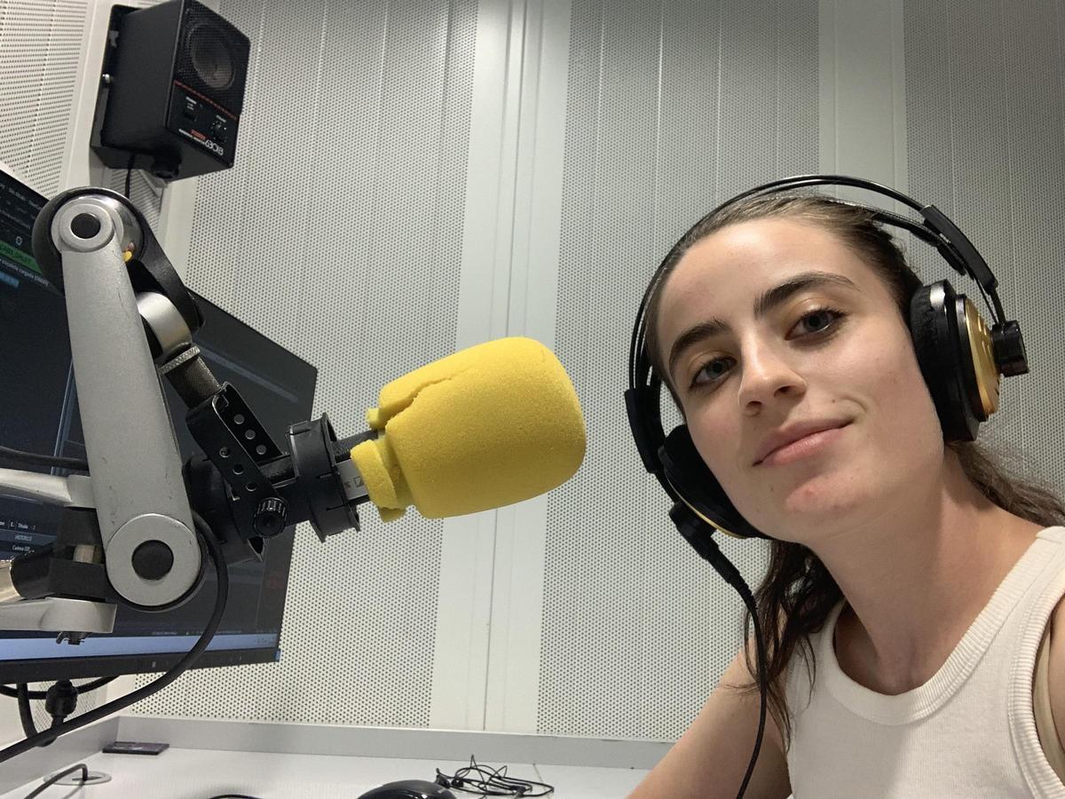 La periodista, en el estudio de grabación de la universidad.