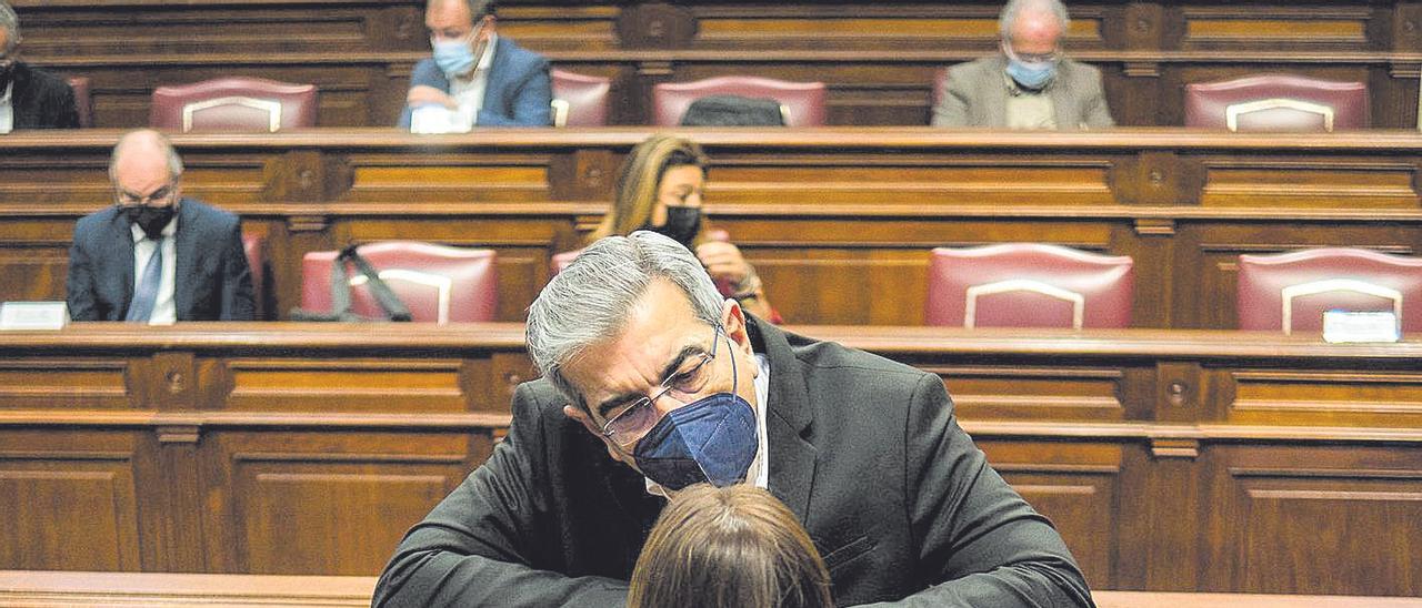 Román Rodríguez habla con la diputada Nira Fierro en el Parlamento.