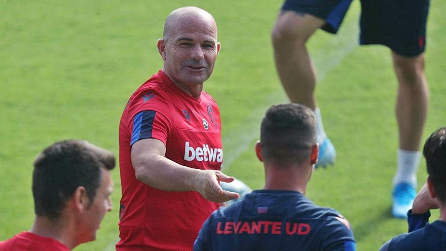 Paco López bromea con sus jugadores en un entrenamiento.