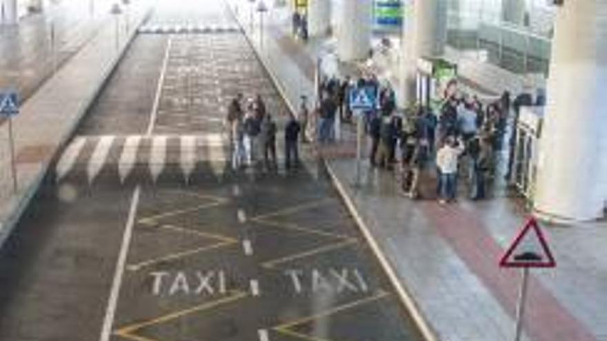 Área de taxis vacía en la huelga del día 13 en el aeropuerto.
