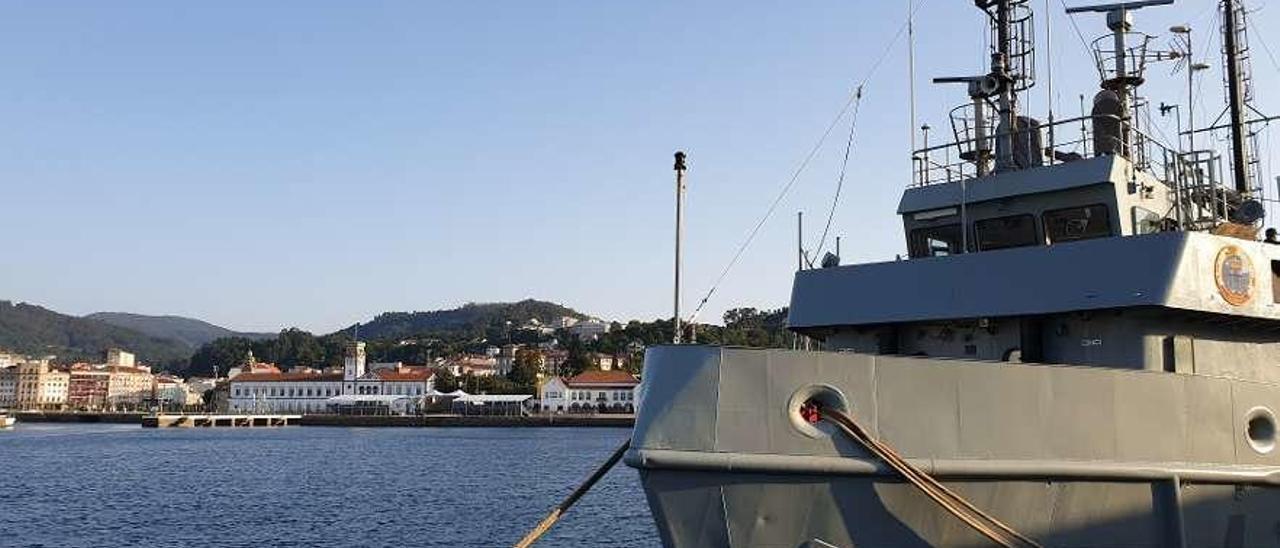 El &quot;Neptuno&quot;, atracado en la Escuela Naval Militar de Marín el pasado julio antes de zarpar hacia Cíes. // S. Álvarez