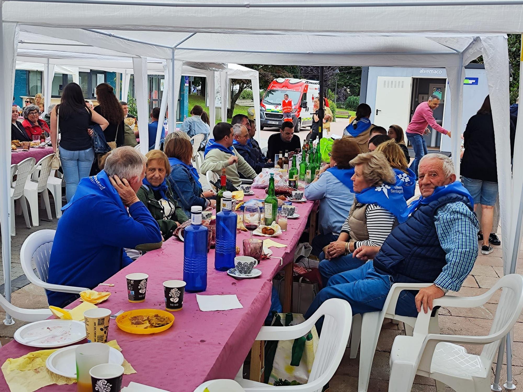 Grado abre boca para Santiago con la comida en la calle