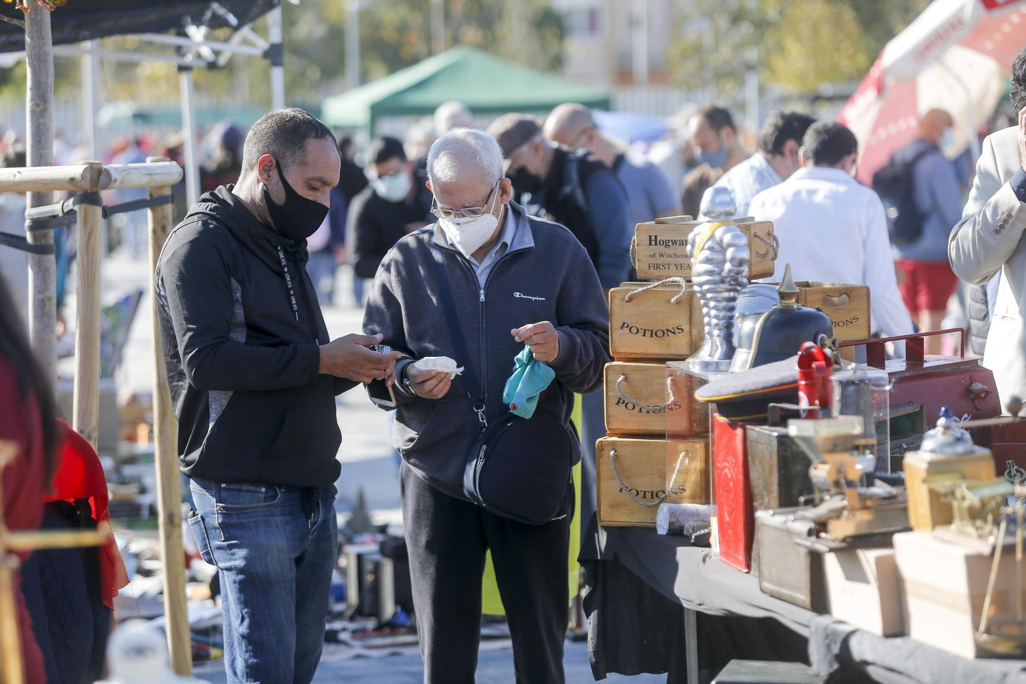 Rastro de València sin distancias de seguridad