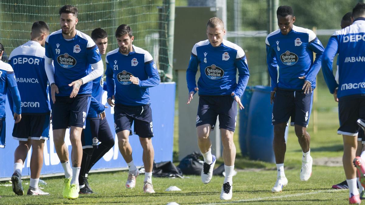 Los jugadores deportivistas, esta mañana en Abegondo.