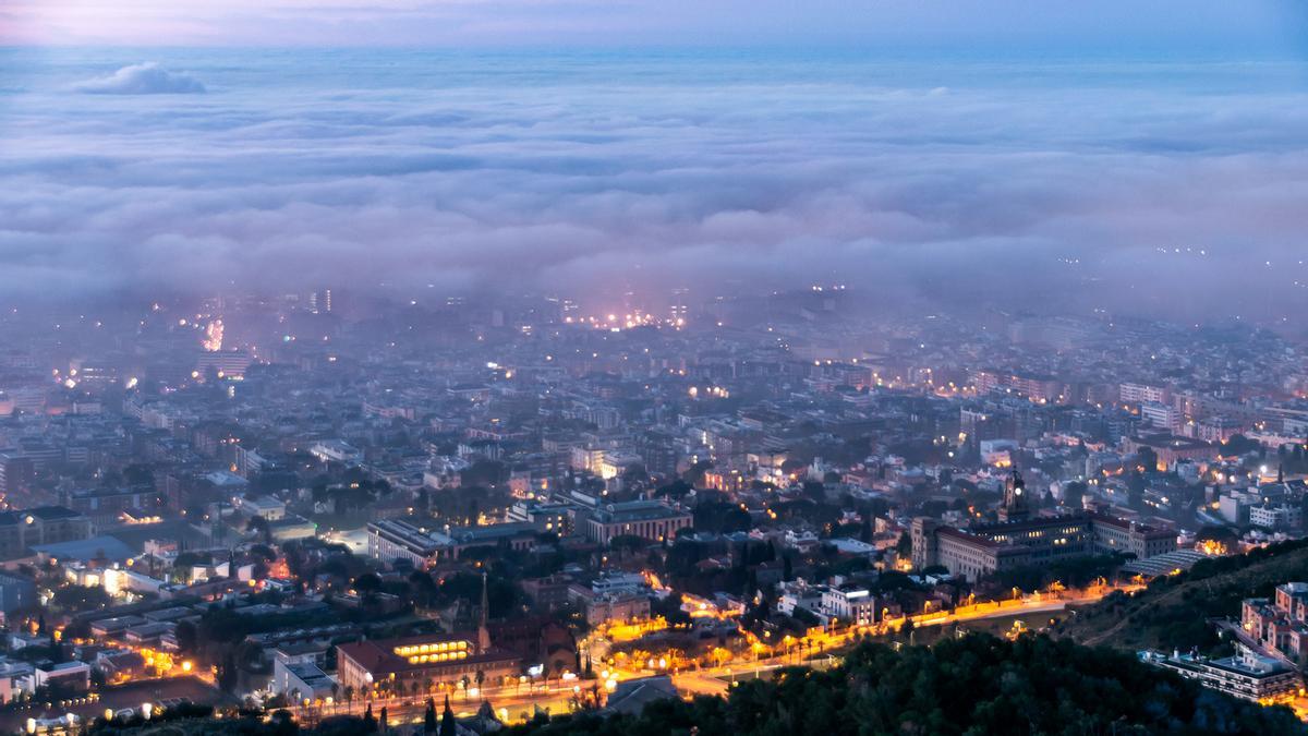 Empieza el 18 de marzo del 2024 con muchas nubes bajas en la fachada marítima de Barcelona