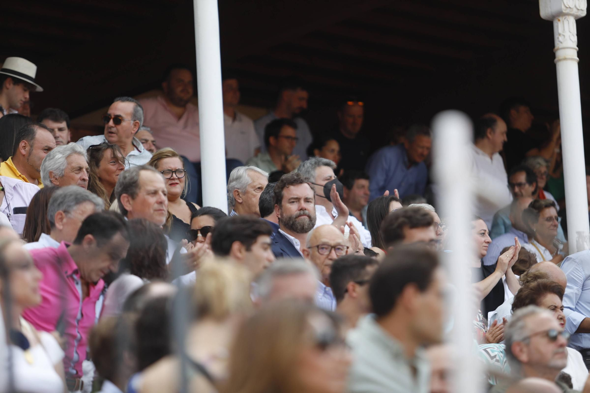 De Espinosa de los Monteros a Esperanza Aguirre: el ambiente en la plaza de toros de Gijón, en imágenes