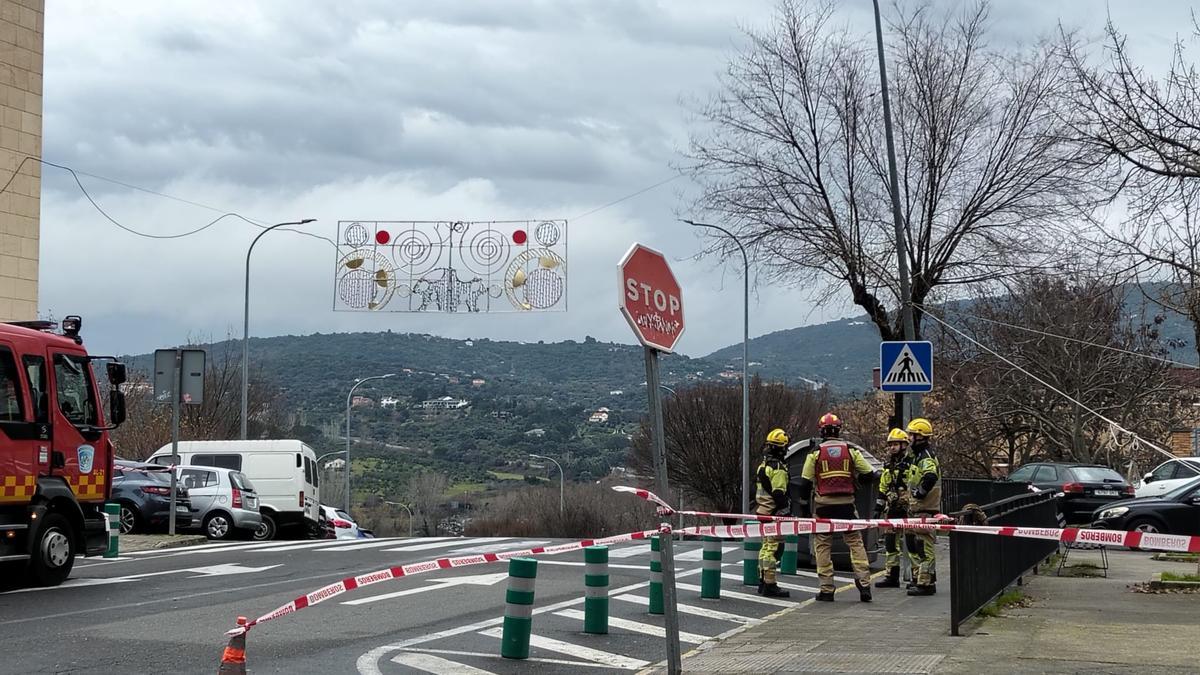 Retiran una farola en Plasencia ante el riesgo de caída por el viento.