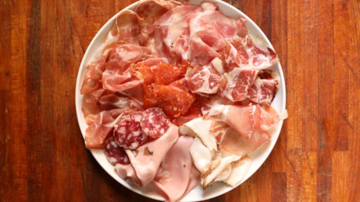 Un plato de embutidos