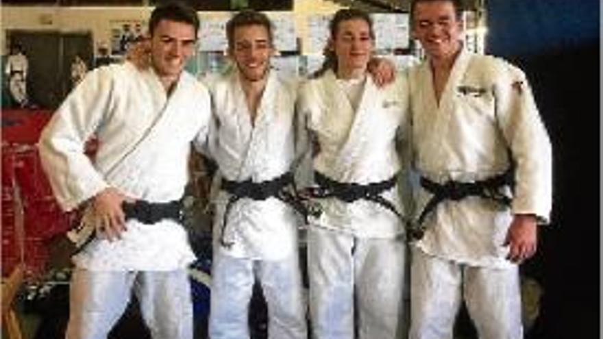 Un or i un bronze  bagencs al català universitari de judo