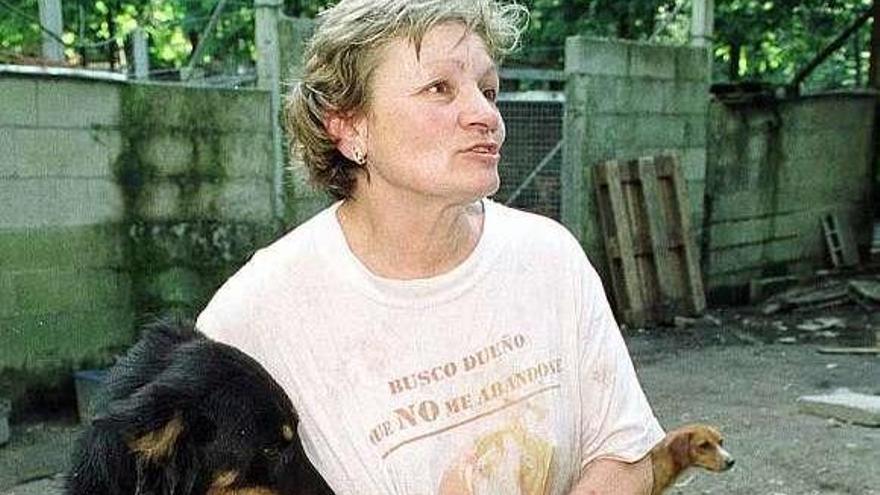 Aurelia Soaje, en el año 2000, con varios perros en Broullón. // M.N.
