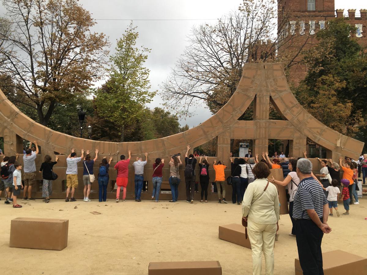 Cajas de cartón de Olivier Grassetete en el Parc de la Ciutadella.