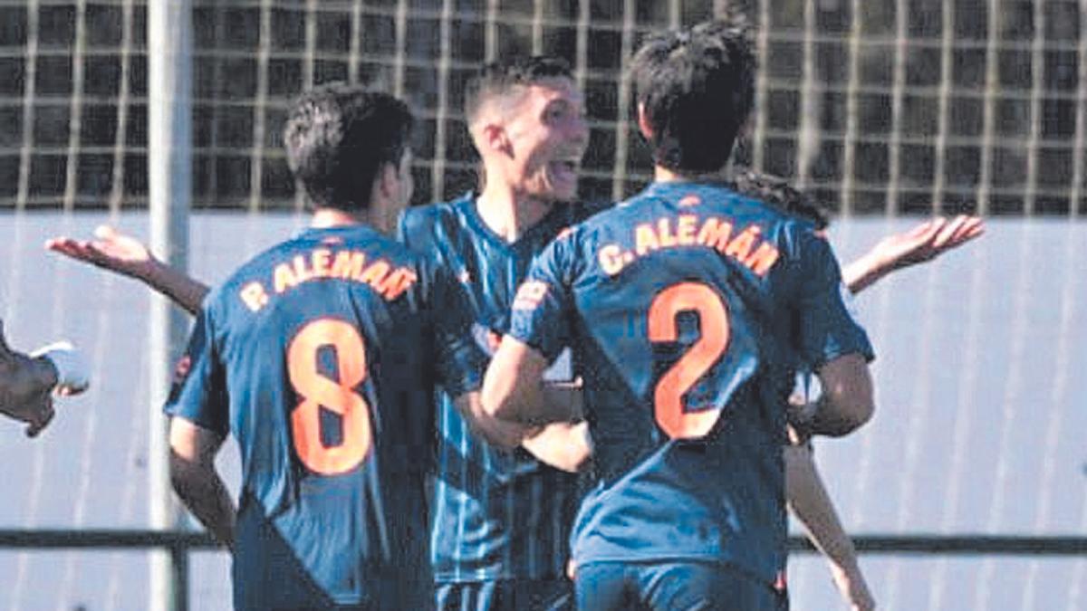 Los jugadores del Valencia Mestalla celebrando un gol
