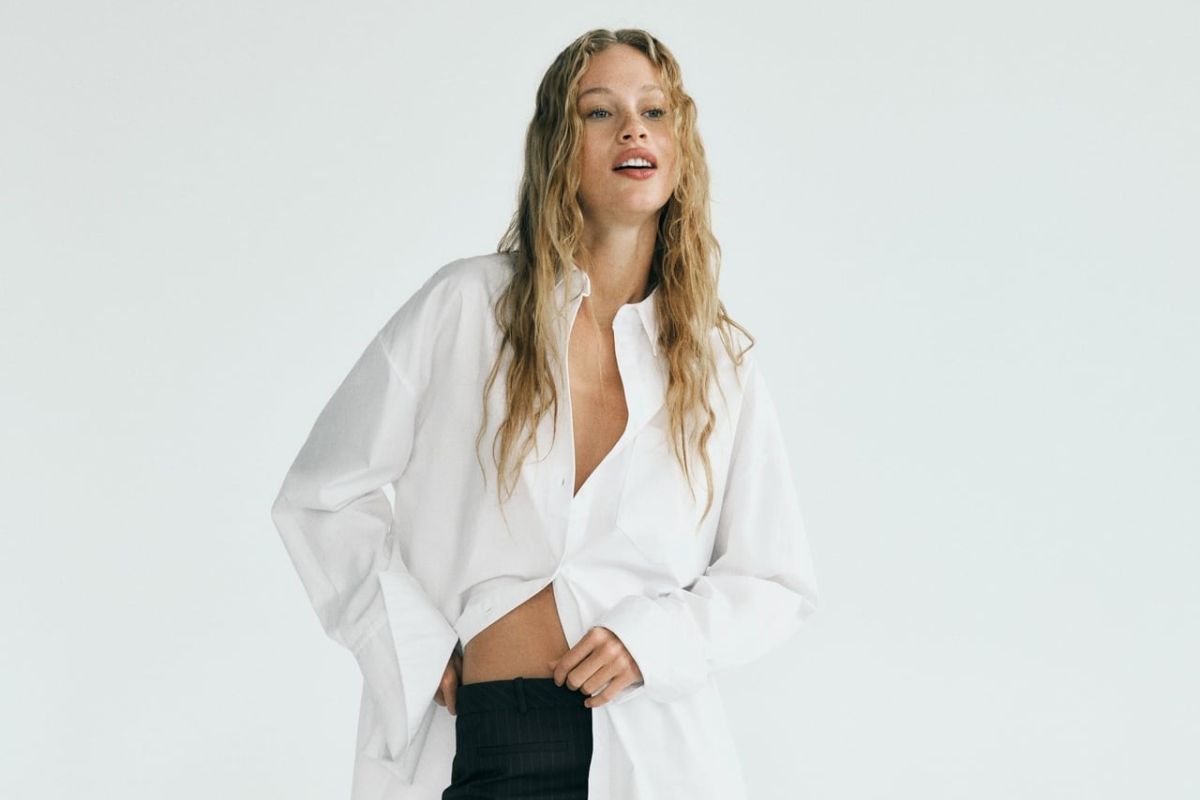 Camisa blanca ‘oversize’, de Zara.