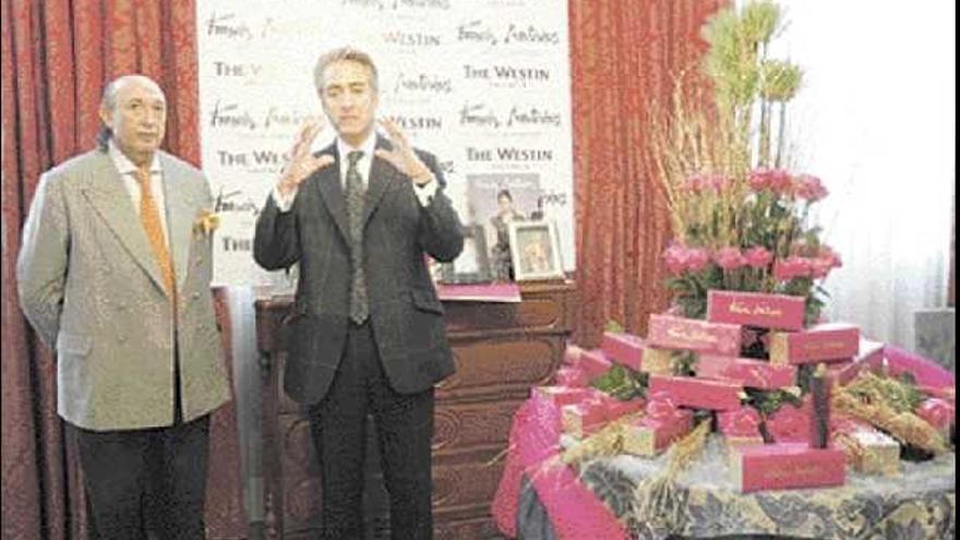 puesta de largo.

 Montesinos y el perfumista Jordi Barguñó junto a un centro con rosas y el perfume.