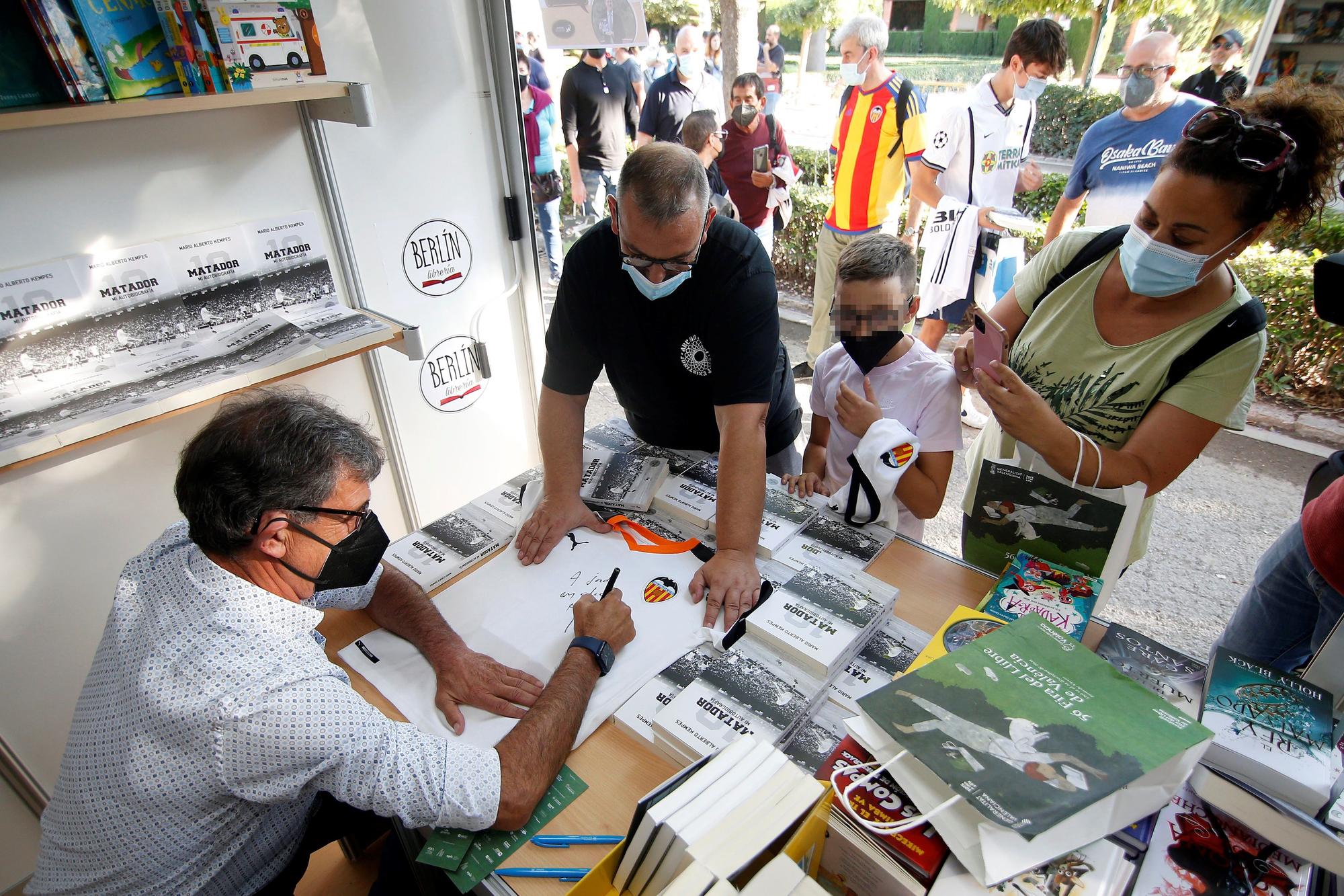 Kempes vuelve a València para firmar su biografía