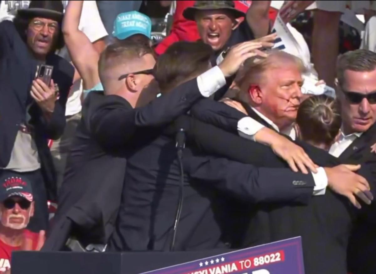 Donald Trump, protegido por los servicios de seguridad tras el atentado.