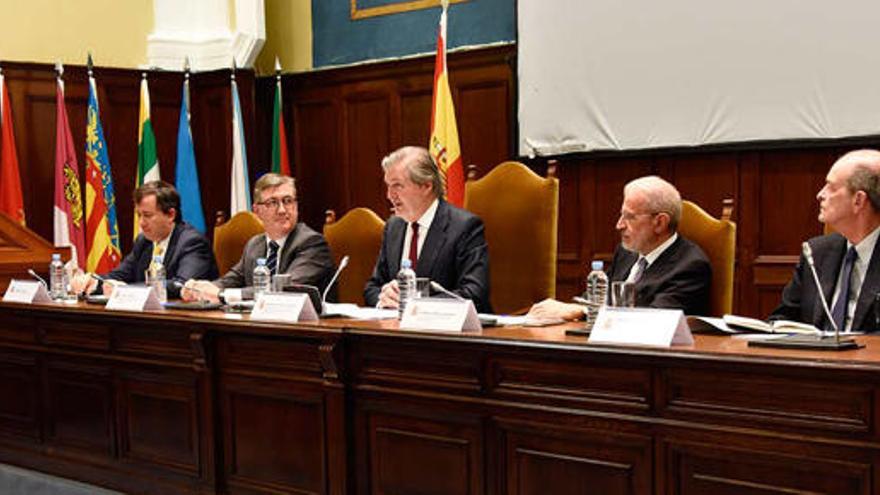 Íñigo Méndez de Vigo, junto a los representantes del Consejo de Universidades.