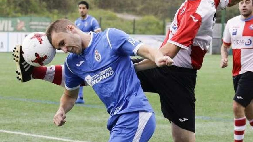 Mikel, a la izquierda, en un Covadonga-Llanera de esta temporada.