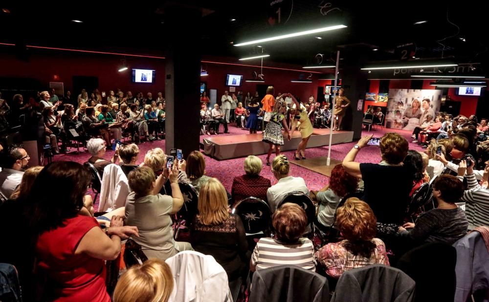 Lleno en el desfile benéfico en beneficio de las mujeres con cáncer de mama