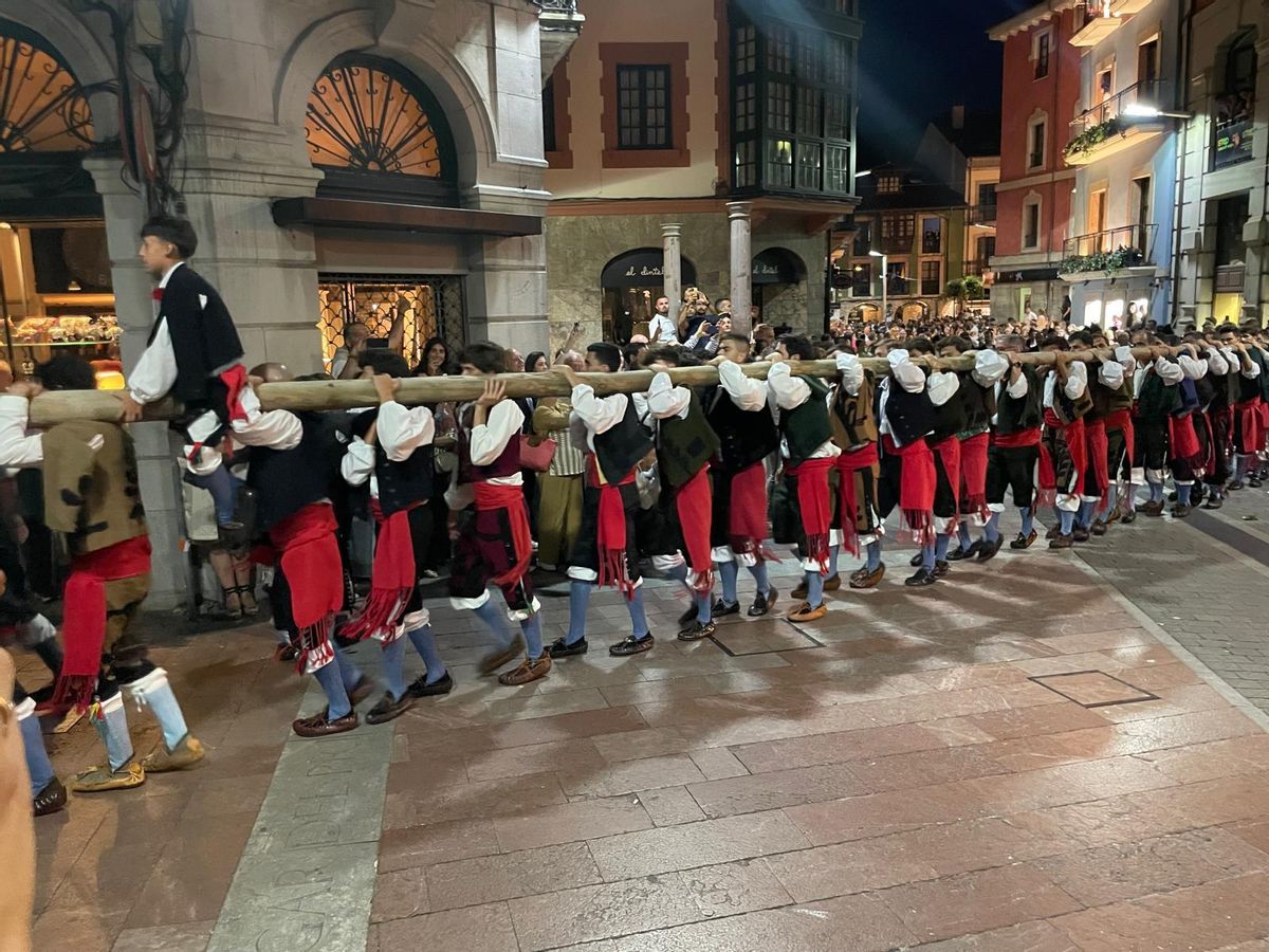 Una de las hogueras de la Magdaena, camino de la plaza de la santa.