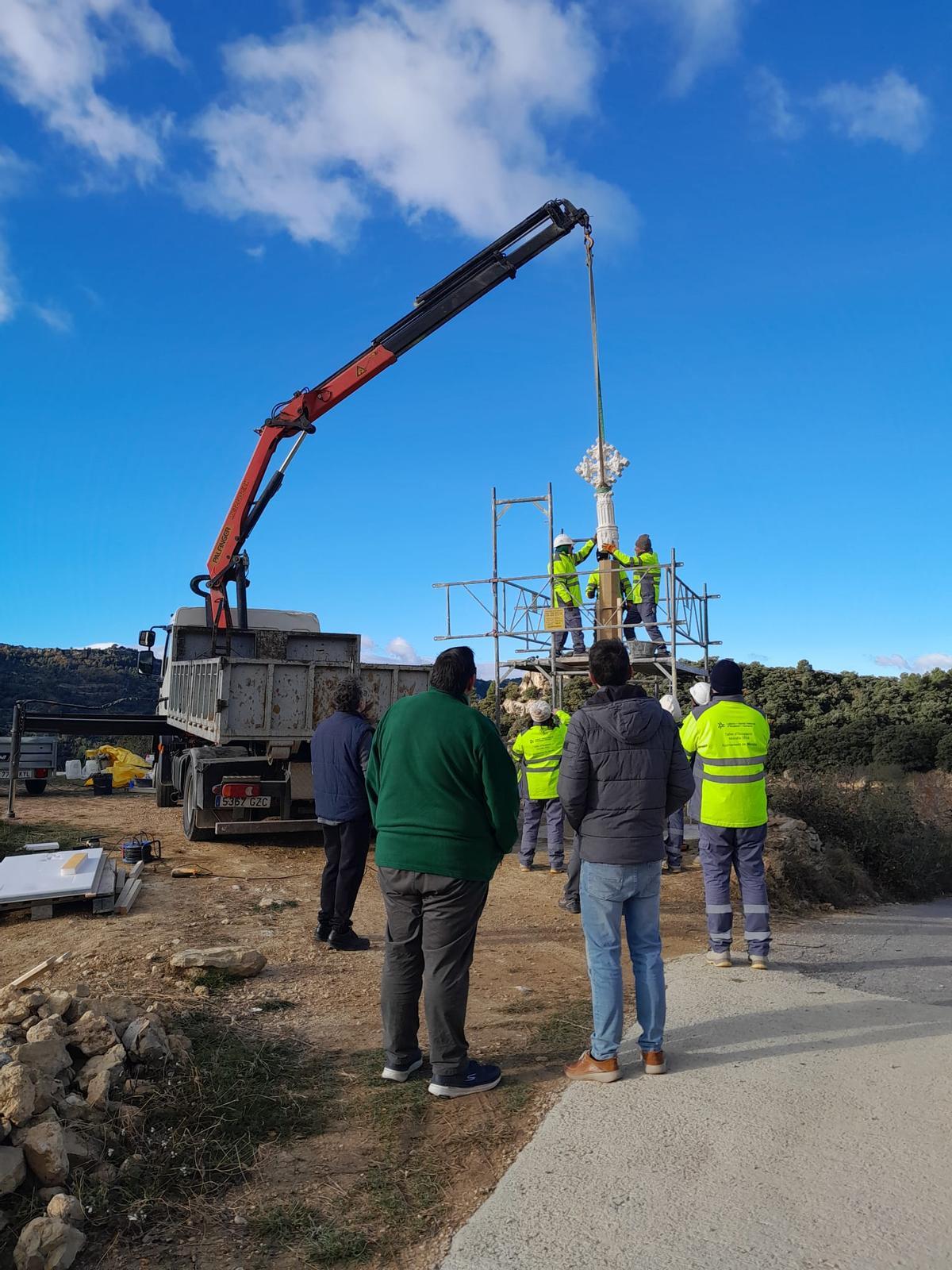 Foto de los trabajos de colocación de la histórica cruz.