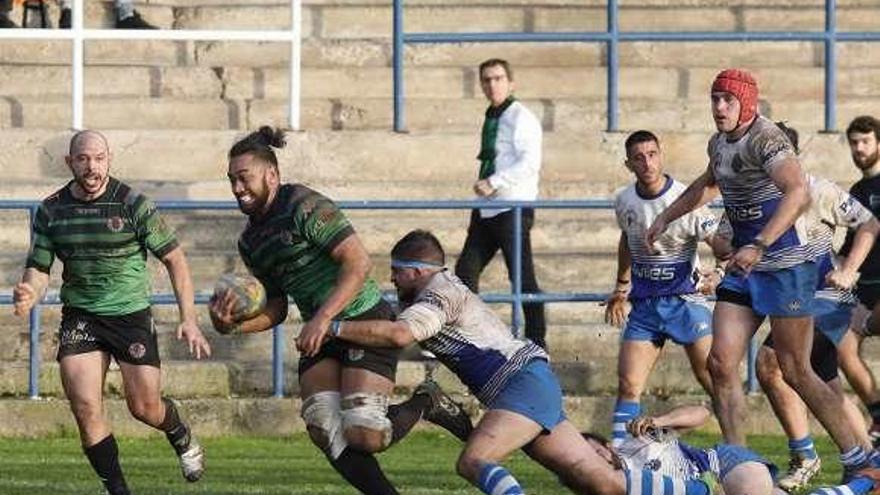 Un jugador del Belenos trata de placar a un rival.