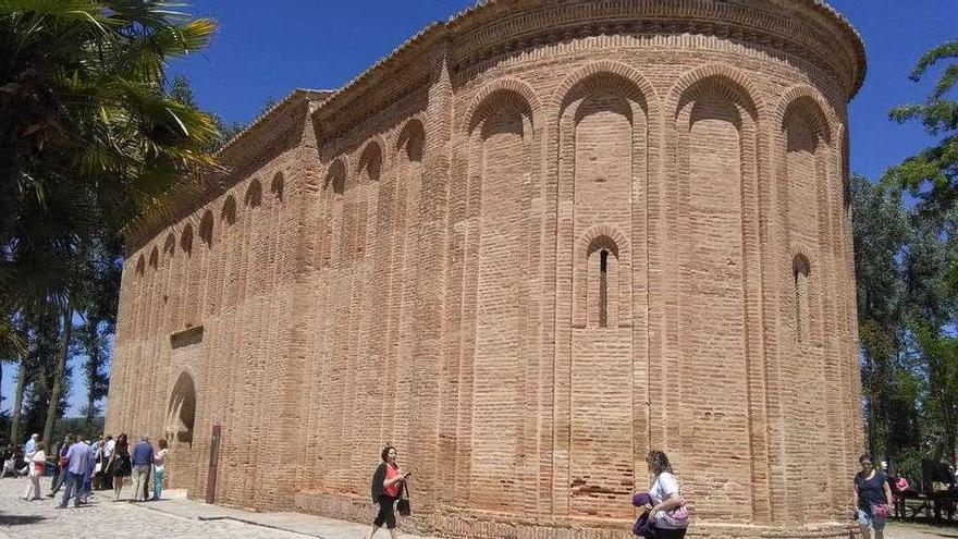 Devotos de la imagen del Cristo de las Batallas se dirigen a una de las misas oficiadas en la ermita durante la fiesta del pasado año.