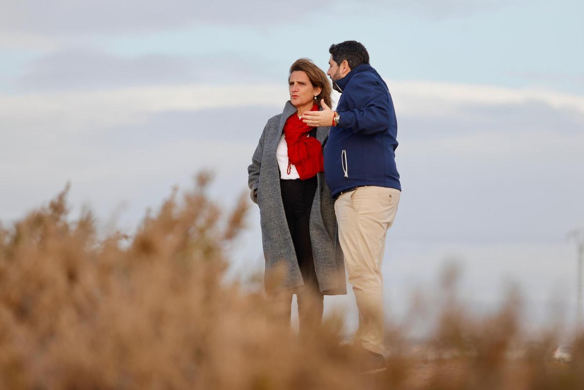 Teresa Ribera y López Miras, durante la visita a los humedales del Mar Menor.