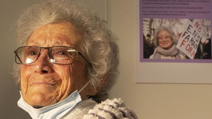 Núria Marcet, que con 90 años sale a parar desahucios, visita el piso para mujeres sin hogar que lleva su nombre