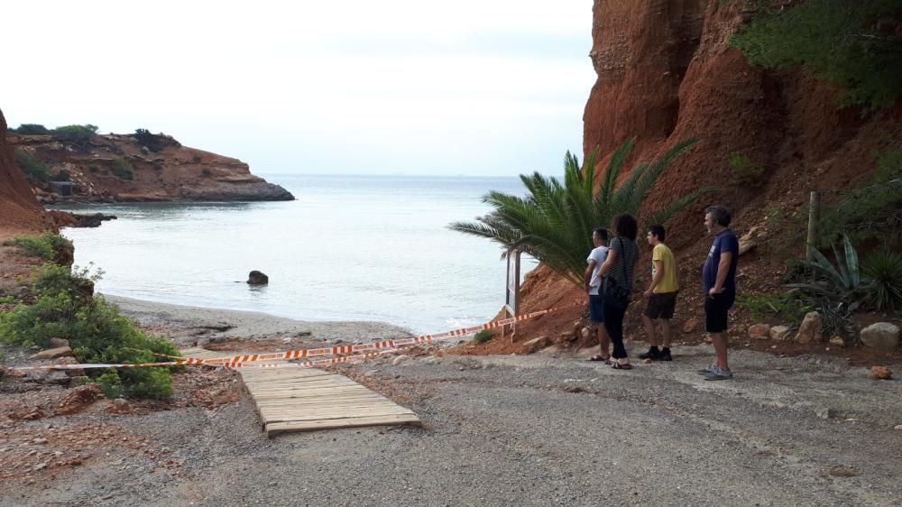 La playa de es Bol Nou sigue cerrada tras el derrumbe.