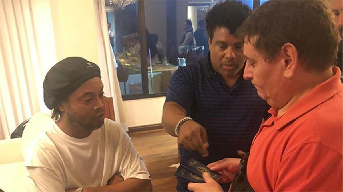 Ronaldinho bajo custodia hasta que Fiscalía paraguaya decida sobre detención