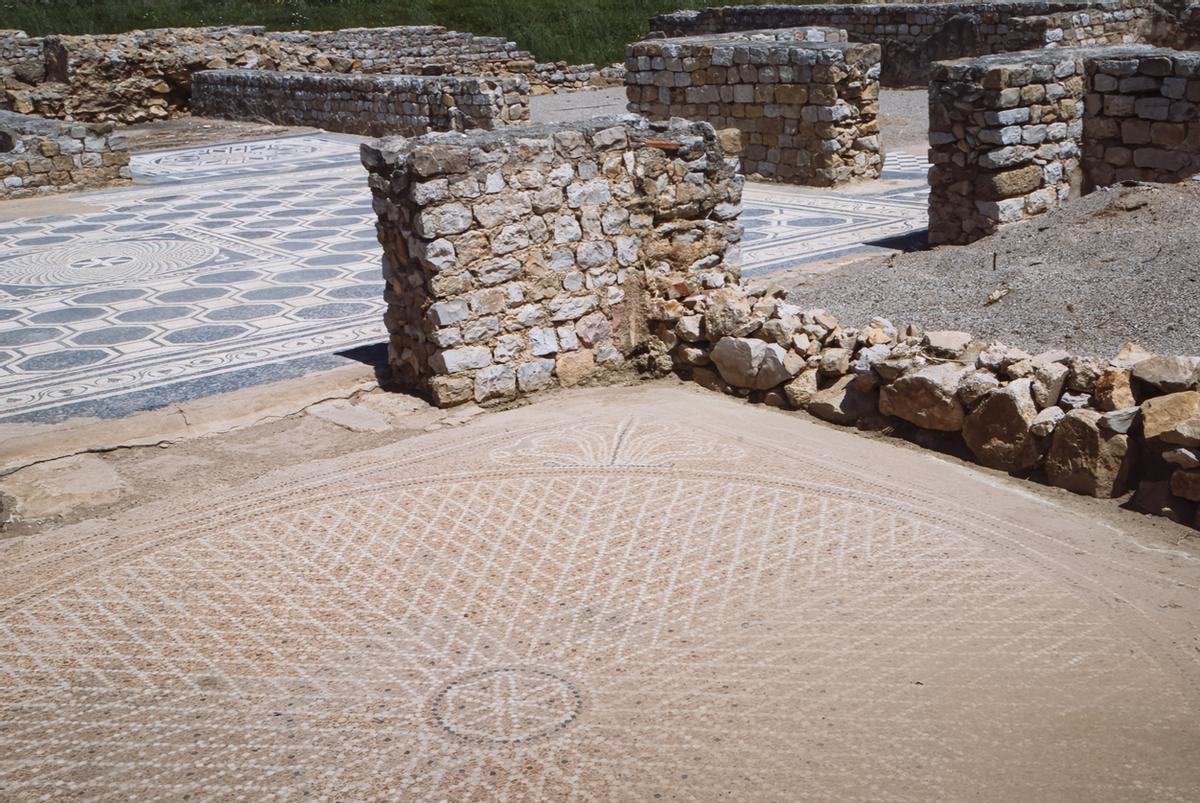 Antiguo suelo de mosaico, yacimiento arqueológico de Empúries
