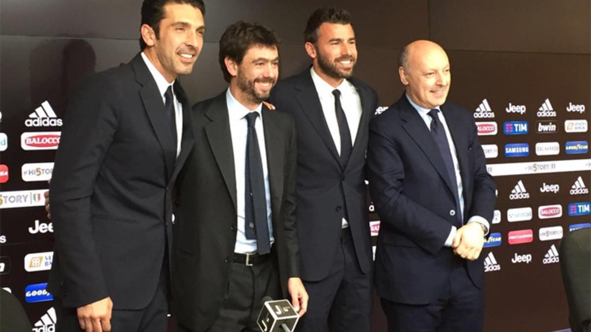Buffon y Barzagli firmaron su renovación hasta 2018