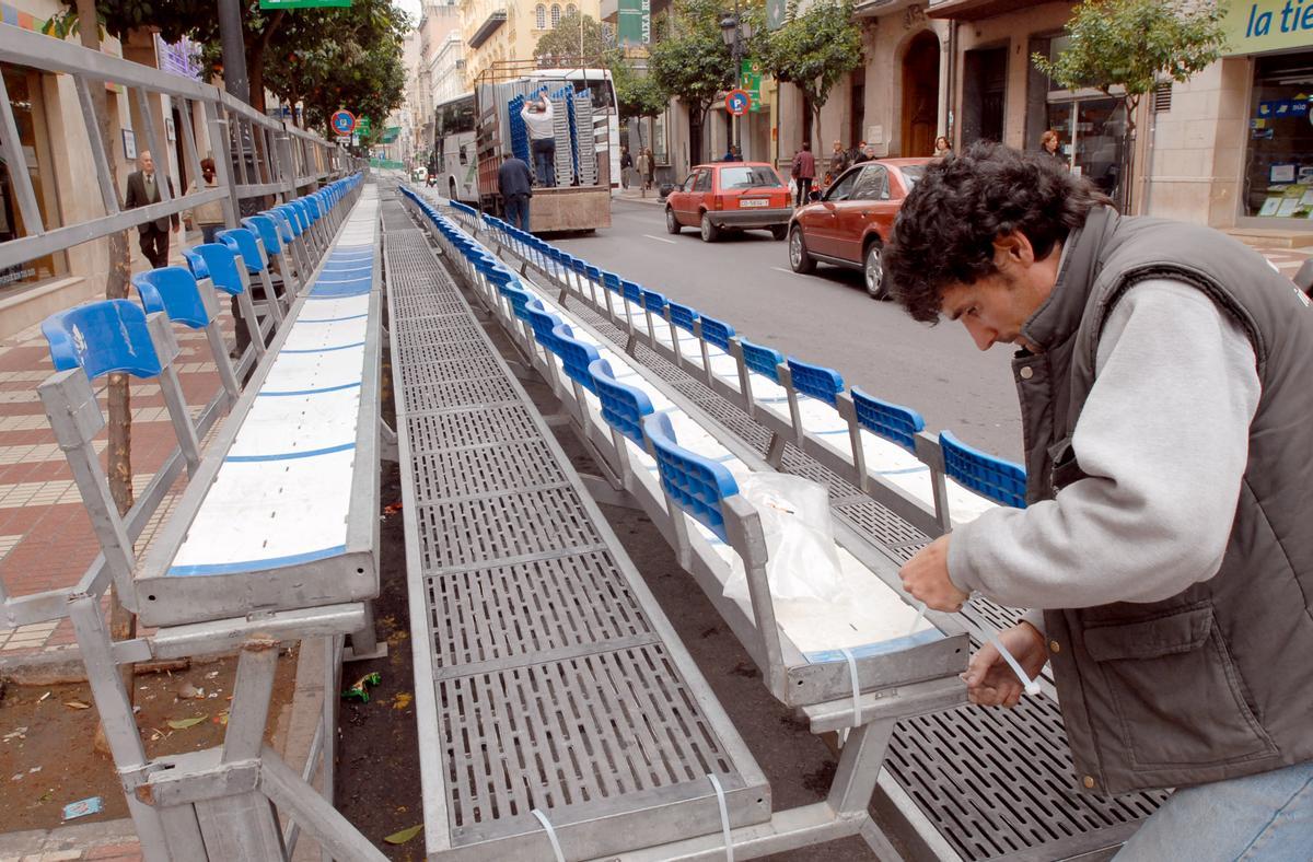 Imagen de archivo de la colocación de una grada con sillas en las fiestas de la Magdalena.