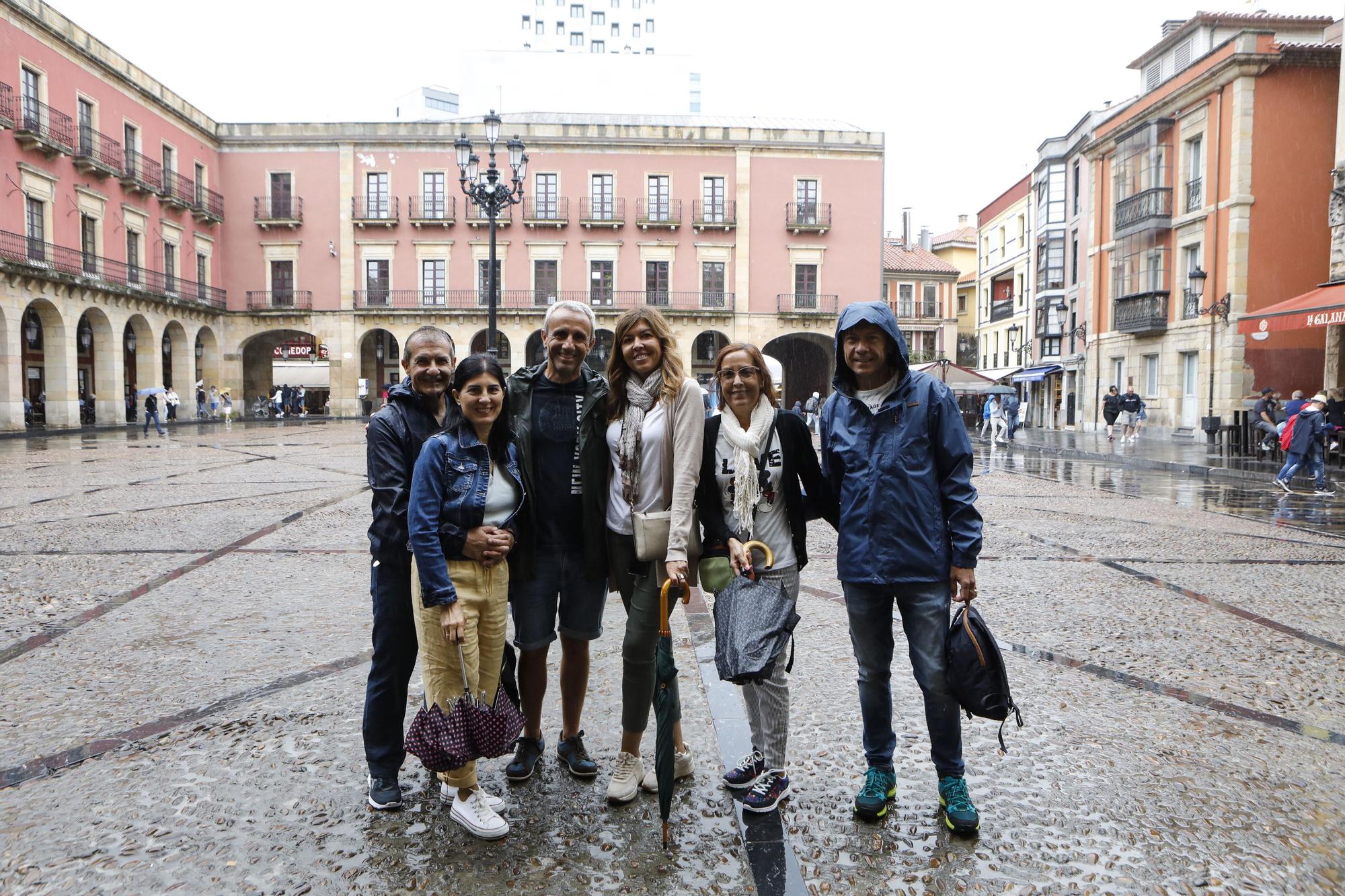 En imágenes: Los turistas, preparados para las lluvias asturianas