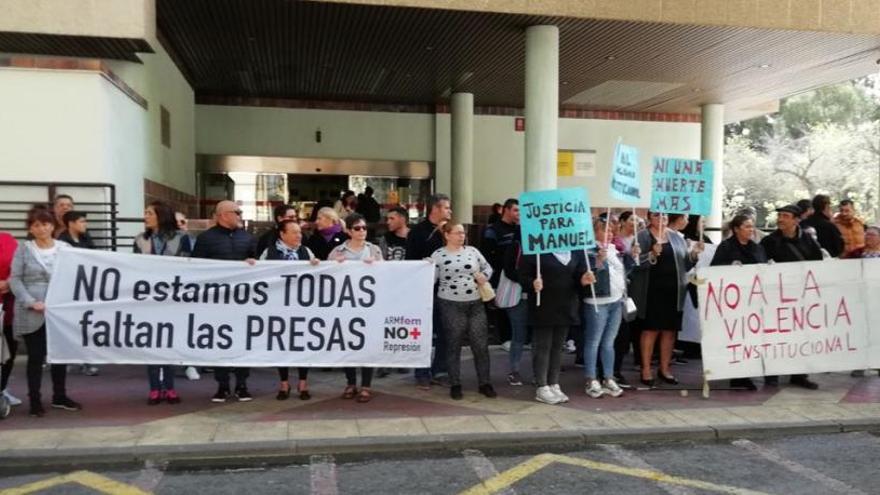 Un momento de la concentración ante la Delegación del Gobierno en Murcia.