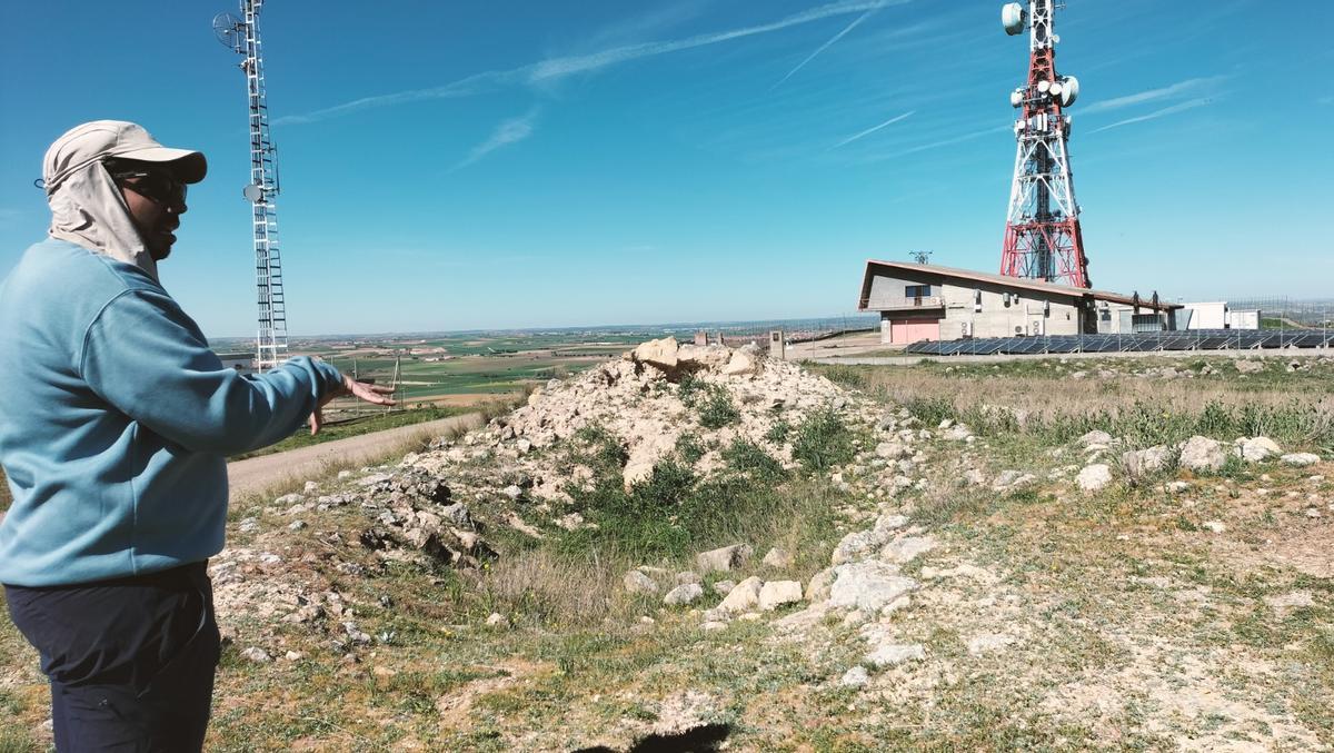 Aitor Labajo muestra los restos de la ermita donde se va a intervenir