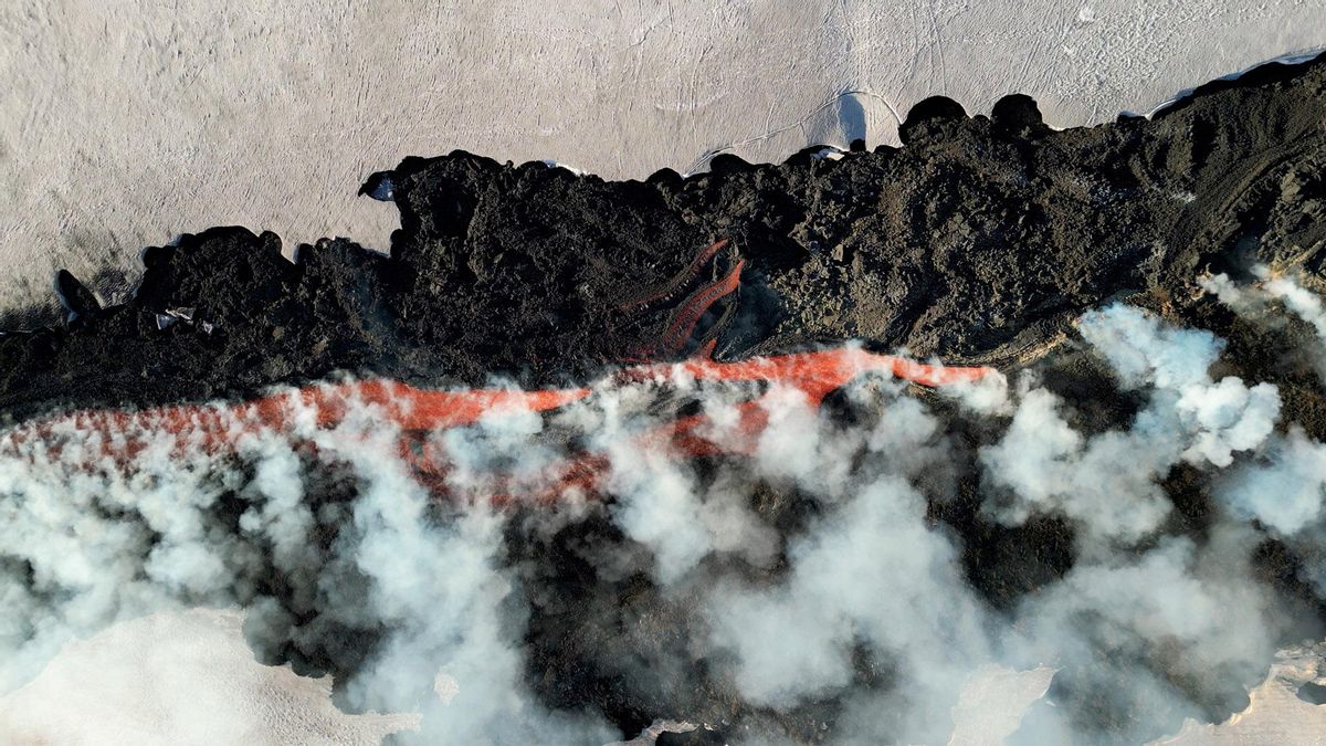 La lava fluye sobre la nieve en el volcán Etna