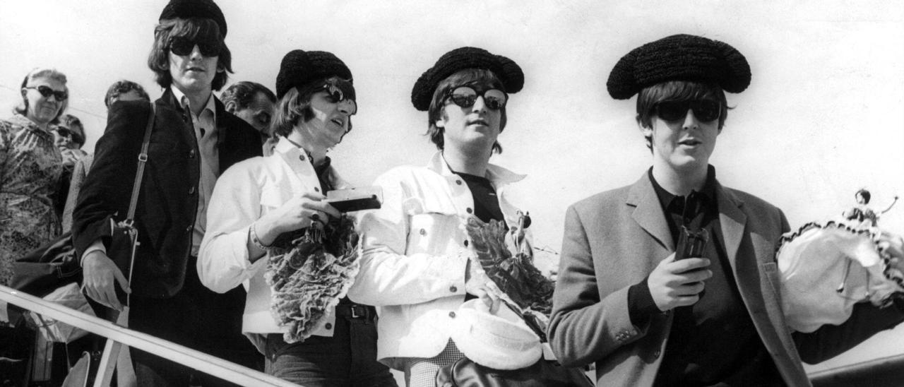 The Beatles, a su llegada a El Prat en 1965 con motivo del concierto que ofrecerían en la Monumental de Barcelona