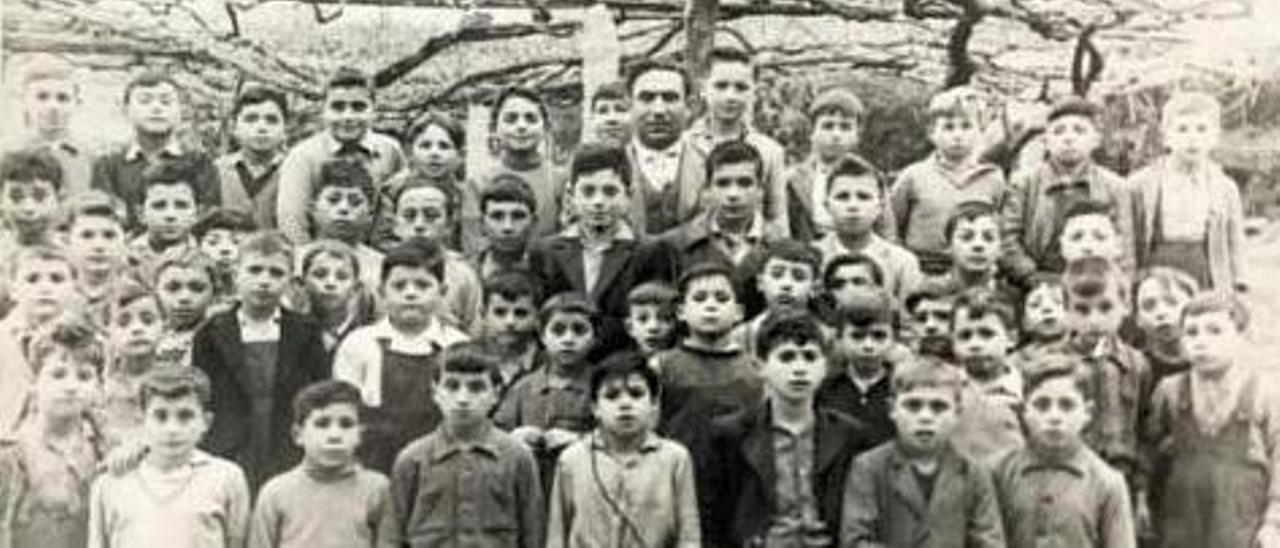 Escuela de niños en Cela de Francisco Agulla, en Cela, en el curso 1954-55.// Cesión David Cabodevila