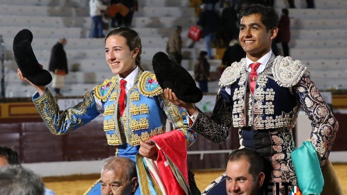Raquel Martín y Alejandro Adame salen, ayer, a hombros por la puerta grande de Olivenza