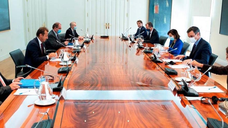 El presidente del Gobierno, Pedro Sánchez, y varios ministros en la reunión con el CEO de Airbus.