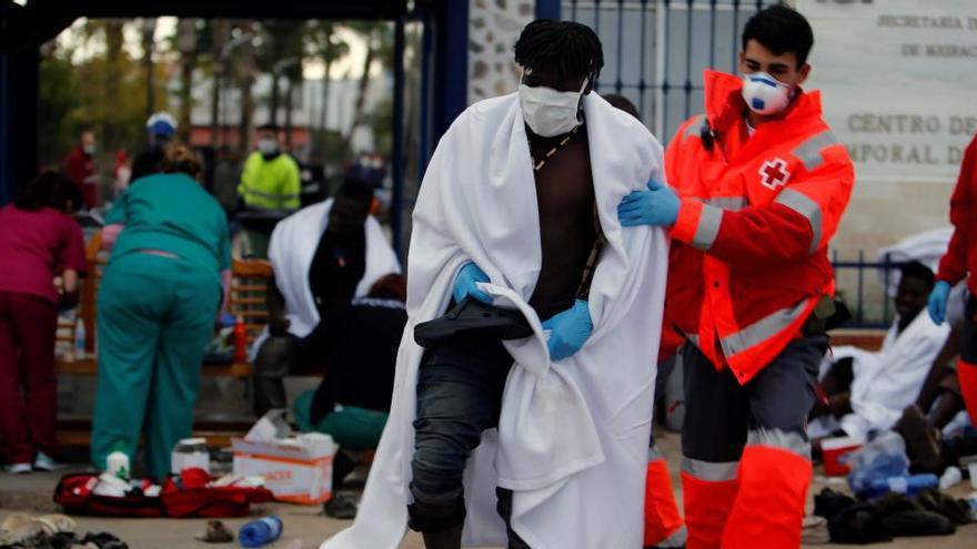 Sanitarios y miembros de la Cruz Roja atienden a los migrantes que saltaron la valla.