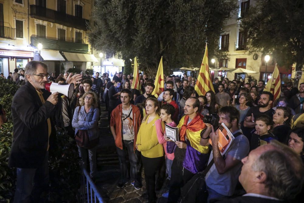 Anhänger der katalanischen Separatisten demonstrieren auf dem Rathausplatz von Palma