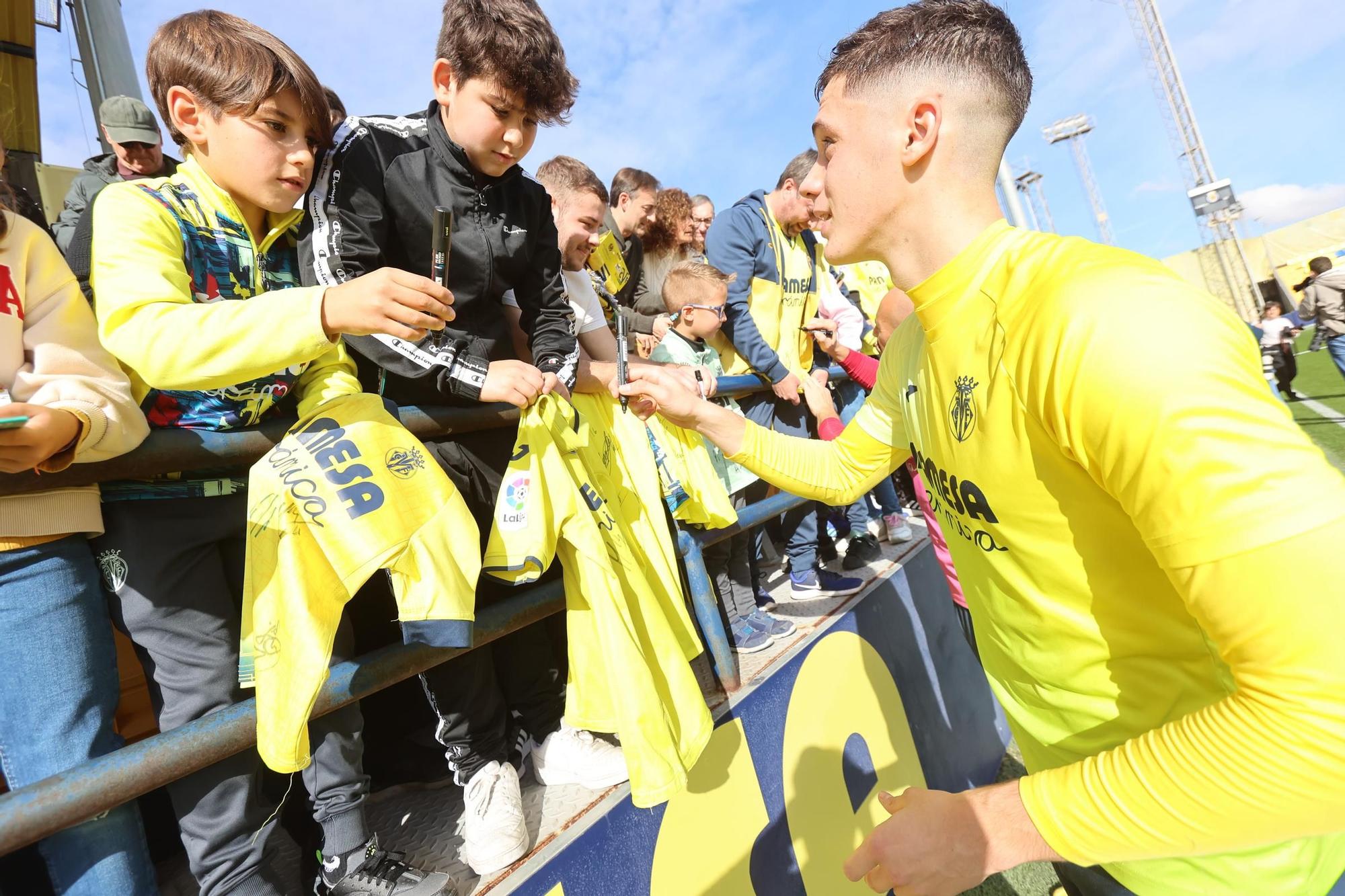 Así ha sido el entrenamiento navideño del Villarreal a puerta abiertas