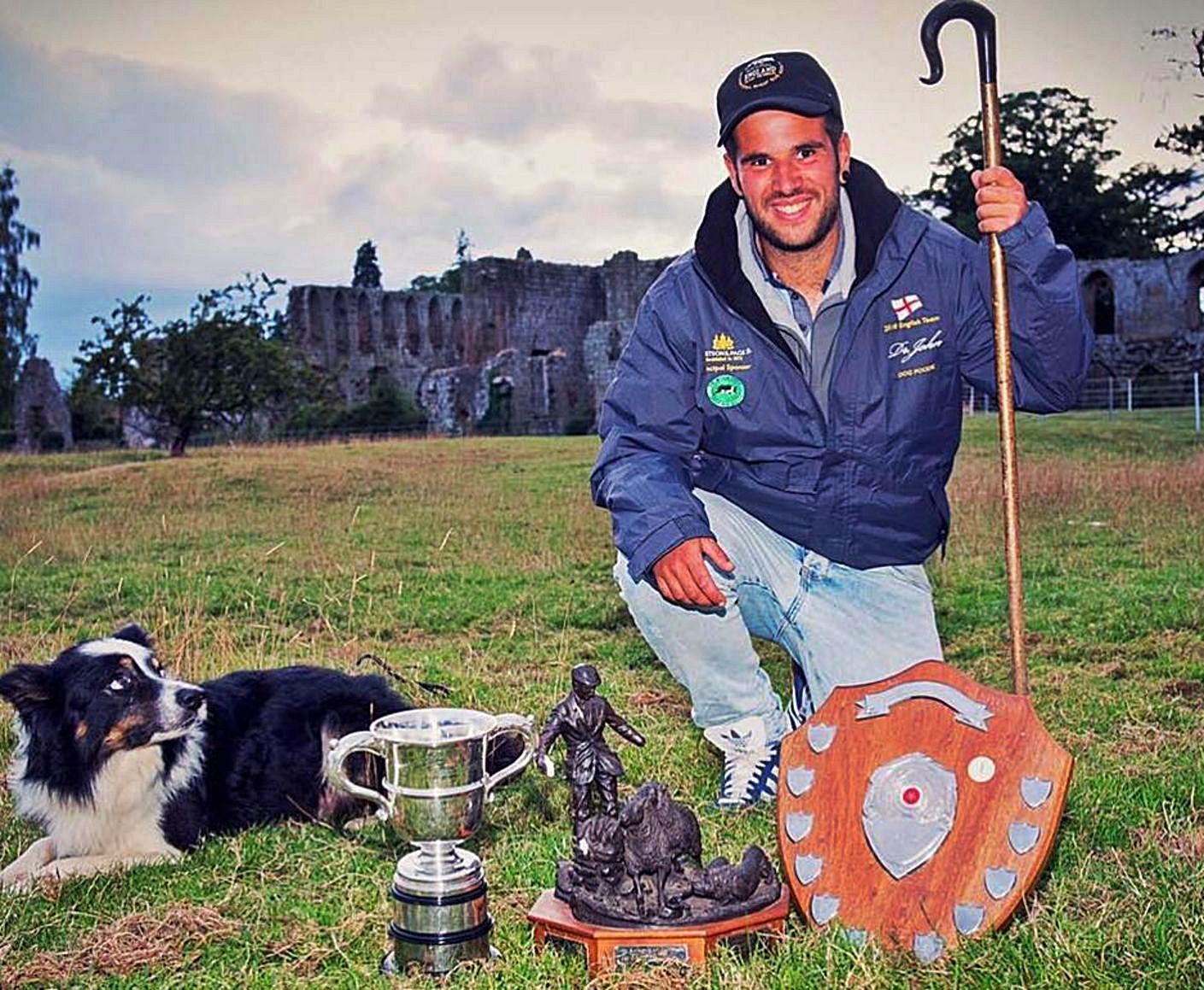 Perelló posa con sus trofeos.