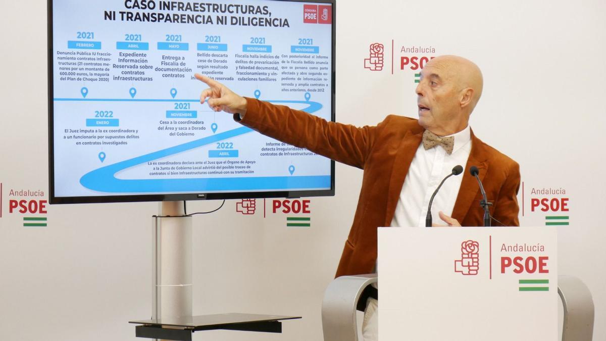 Antonio Hurtado, junto al cronograma del caso Infraestructuras que ha elaborado el PSOE.